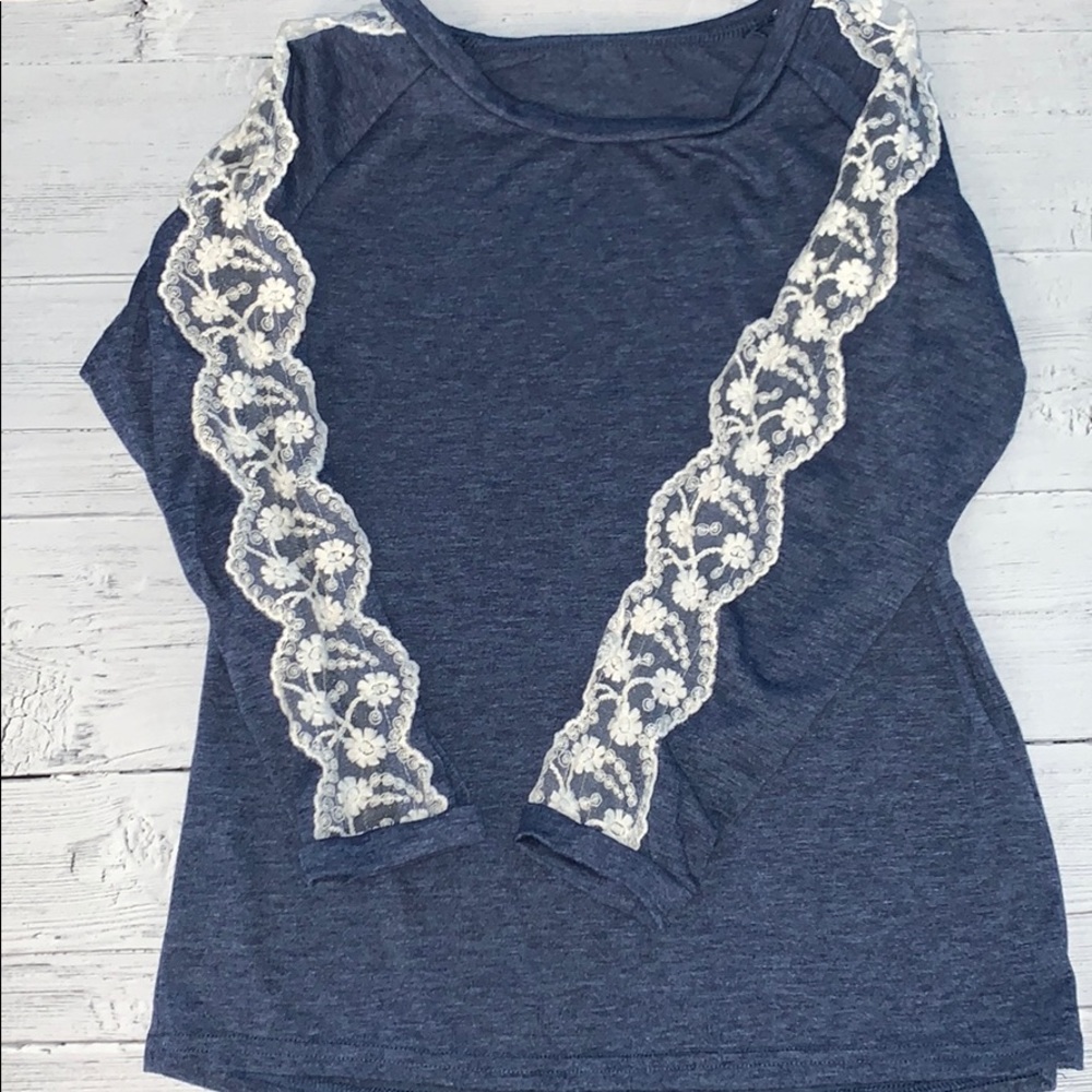 Lace sleeved Top